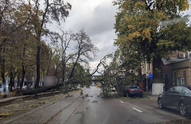 Непогода в Киеве: перекрыто движение транспорта на Крещатике и пробки до метро «Шулявская»