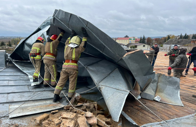 Последствия непогоды: ураганный ветер повредил крышу Дубенского замка, фото