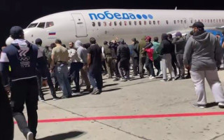 Шукали євреїв: в рф натовп дагестанців увірвався в аеропорт Махачкали через рейс з Ізраїлю, фото і відео