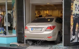 У Дніпрі водійка через двері на авто заїхала у дитячий магазин: відео