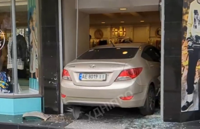 В Днепре водитель через дверь на авто заехала в детский магазин: видео