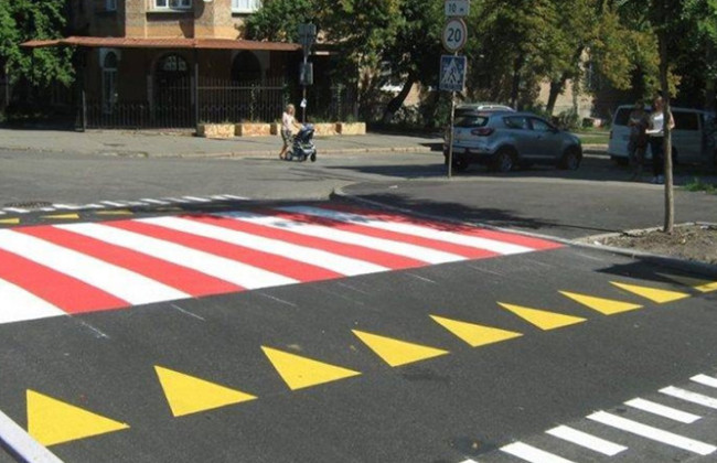 В Киеве на Русановке обустроят повышенные пешеходные переходы