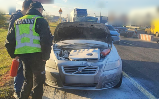 В Киеве на Окружной дороге загорелся автомобиль