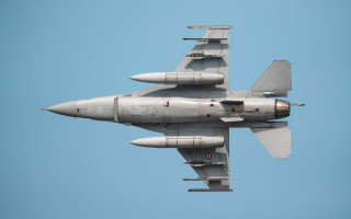 Стало відомо, коли Україна може отримати перші винищувачі F-16