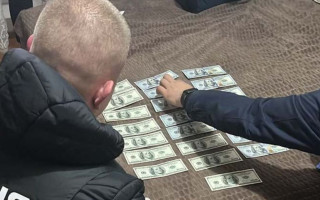 Продавали підроблені стодоларові купюри: викрили злочинну групу