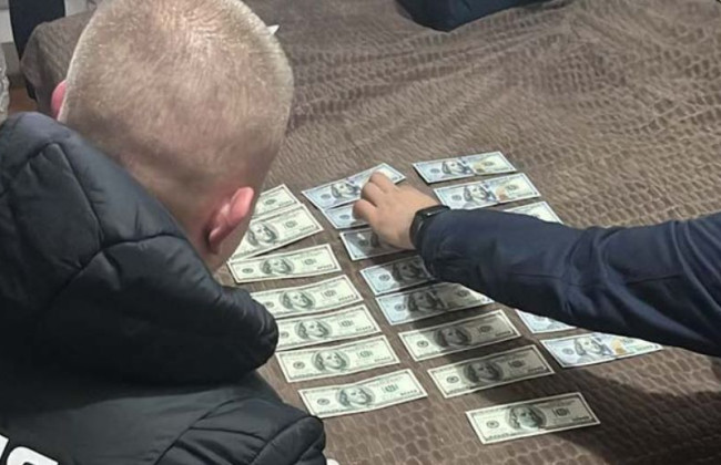 Продавали підроблені стодоларові купюри: викрили злочинну групу
