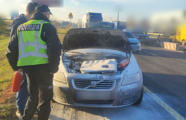 В Киеве на Окружной дороге загорелся автомобиль