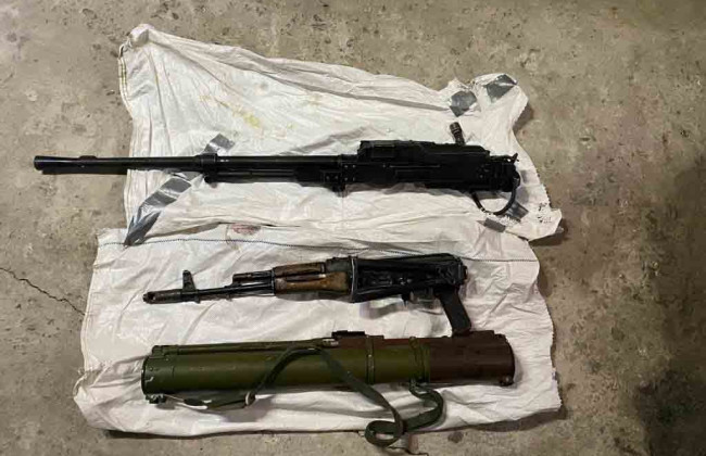 В Николаеве у мужчины в гараже нашли пулемет, патроны, автомат Калашникова и многое другое.