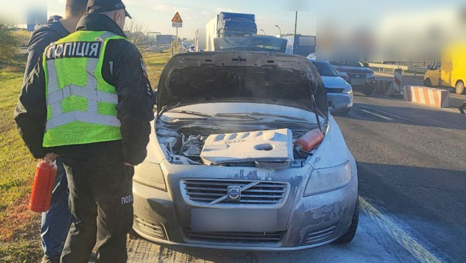 У Києві на Кільцевій дорозі загорівся автомобіль