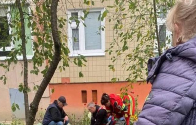 Во Львове 14-летняя девочка выпала из окна 8-го этажа