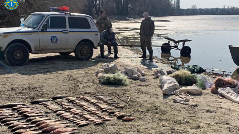 Викрили поліцейських, які під виглядом рейдів незаконно ловили рибу – ОГП