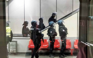 У метро в Парижі поліція відкрила вогонь по жінці, яка погрожувала все підірвати