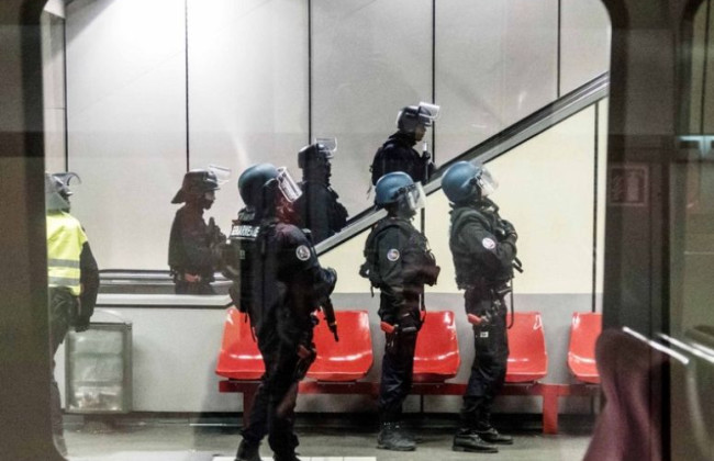 В метро в Париже полиция открыла огонь по женщине, угрожавшей все взорвать