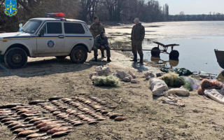Викрили поліцейських, які під виглядом рейдів незаконно ловили рибу – ОГП