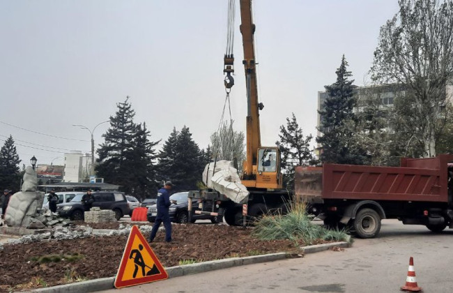 В центре Запорожья окончательно демонтировали памятник Пушкину
