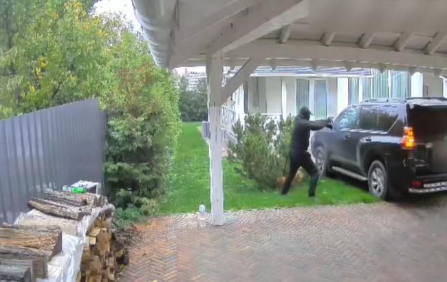 На Киевщине двое злоумышленников пытались убить мужчину: момент покушения попал на видео