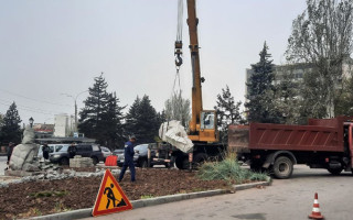В центре Запорожья окончательно демонтировали памятник Пушкину