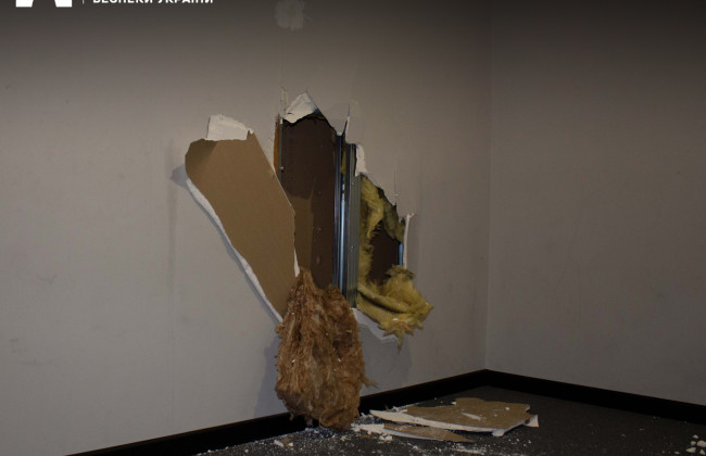 Работники нелегального казино во время обыска проломили дыру в стене в соседнее кафе, чтобы уйти от БЭБ