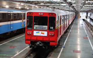 В Киеве по зеленой ветке метро теперь курсирует поезд из полученных от Варшавы вагонов