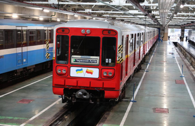 В Киеве по зеленой ветке метро теперь курсирует поезд из полученных от Варшавы вагонов