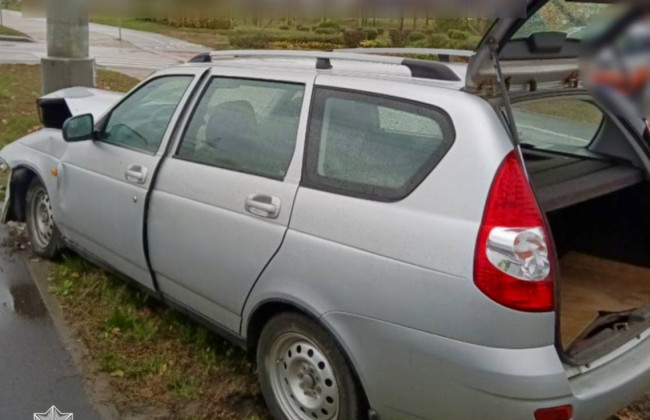 В Киеве водитель хотел скрыться от полиции, но врезался в столб