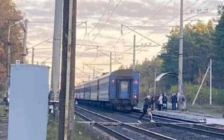 На Київщині пасажирський потяг збив чоловіка