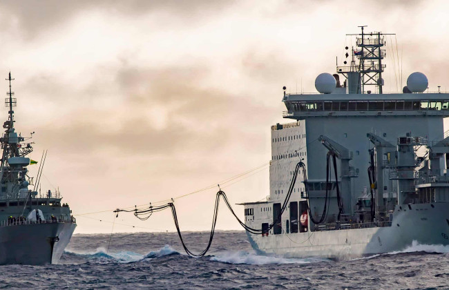 Китайский истребитель выпустил сигнальные ракеты перед вертолетом ВМС Канады