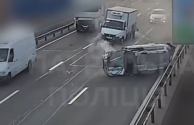 На киевском мосту в авто во время движения оторвалось колесо: произошло серьезное ДТП