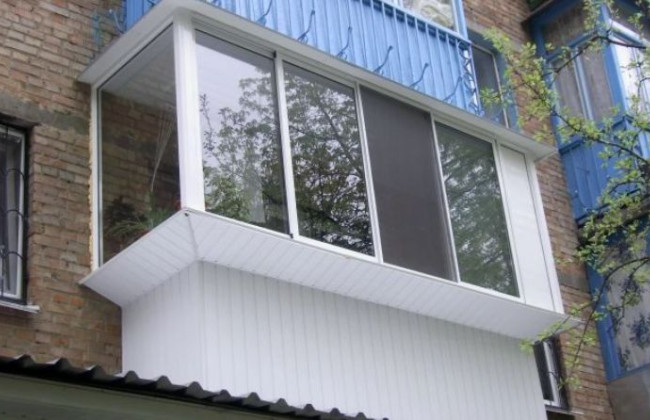 Очередная трагедия в Киеве: мужчина выпал с 8-го этажа, фото