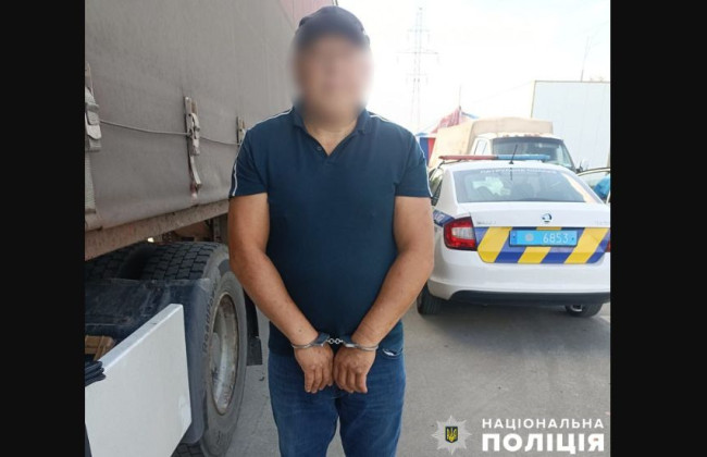 В Киеве иностранец похитил у торговца на рынке $5 000, которые были спрятаны среди товара