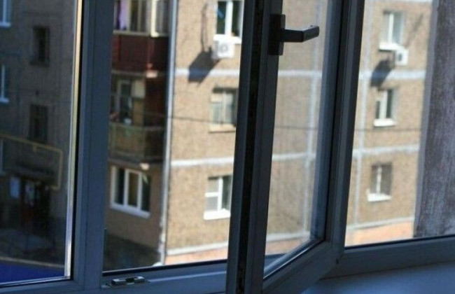 В Чернигове 80-летняя женщина выпрыгнула из окна многоэтажки