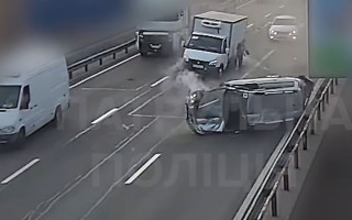 На київському мосту у авто під час руху відірвалося колесо: сталася серйозна ДТП