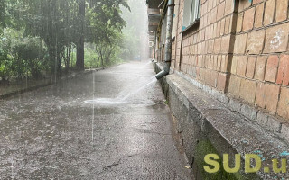 Дощі та штормовий вітер: якою буде погода у вихідні