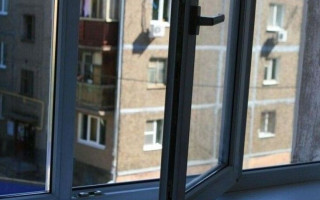 У Чернігові 80-річна жінка вистрибнула з вікна багатоповерхівки