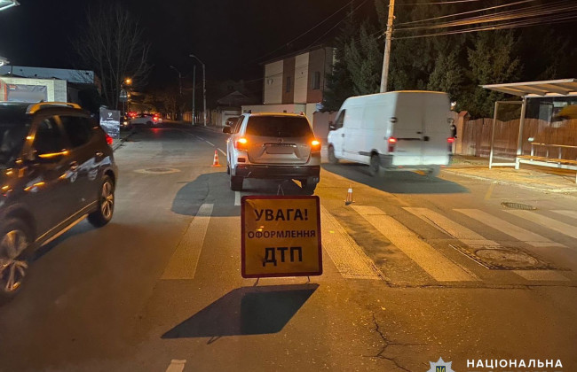 В Одессе на переходе водитель сбил мать с двумя маленькими детьми