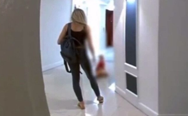 Била ногами и бросала на землю: украинскую беженку в США задержали за издевательство над 3-летним сыном