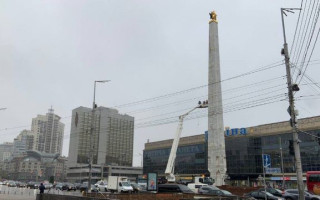 У Києві демонтують радянську зірку з обеліска на Галицькій площі, фото та відео