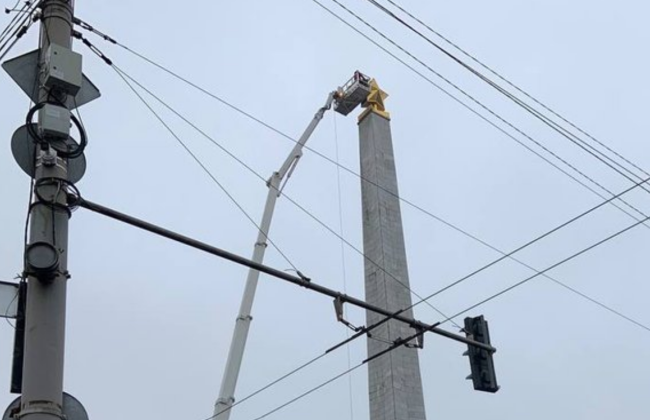 На Галицкой площади в Киеве демонтировали советскую звезду с обелиска города-героя