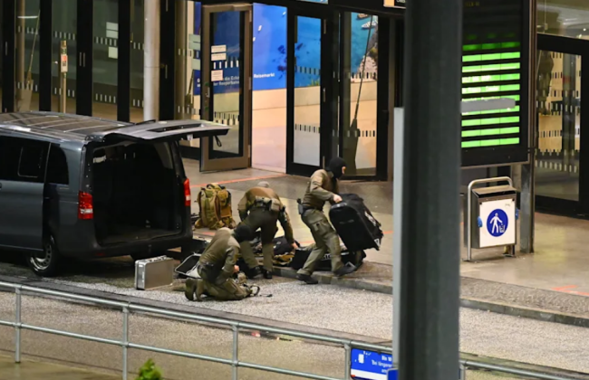 В Германии мужчина на авто без номеров протаранил терминал в аэропорту Гамбурга, вместе с ним ребенок