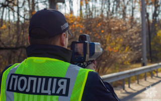 У Києві патрульні вимірюють швидкість за допомогою лазерного приладу TruCam