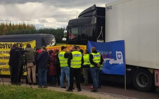 На кордоні між Польщею та Україною почалися протести польських перевізників: рух заблоковано, відео