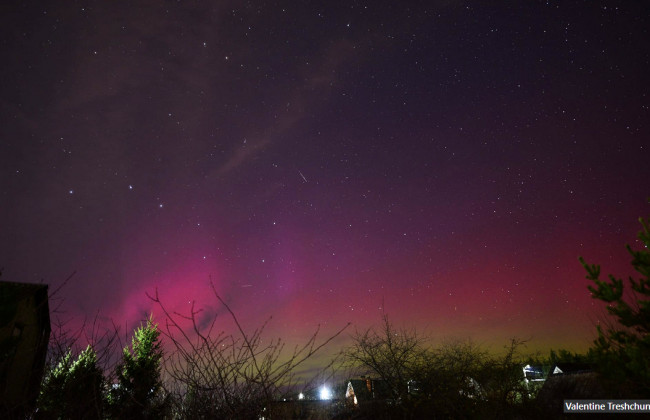 Небо над Украиной стало красным – астроном объяснил необычное редкое явление