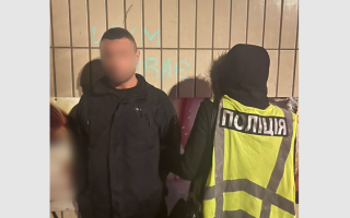 У Києві затримали водія маршрутки, який на зупинці продавав наркотики