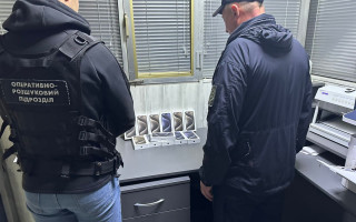 На кордоні з Румунією у водія мікроавтобусу Мерседес вилучили 12 іPhone 15 Pro, фото