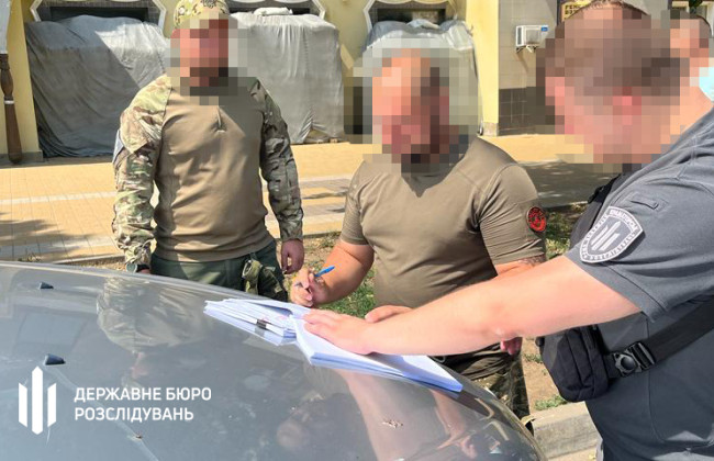 Изготавливал документы для выезда уклонистов за границу: будут судить военкома из Донецкой области