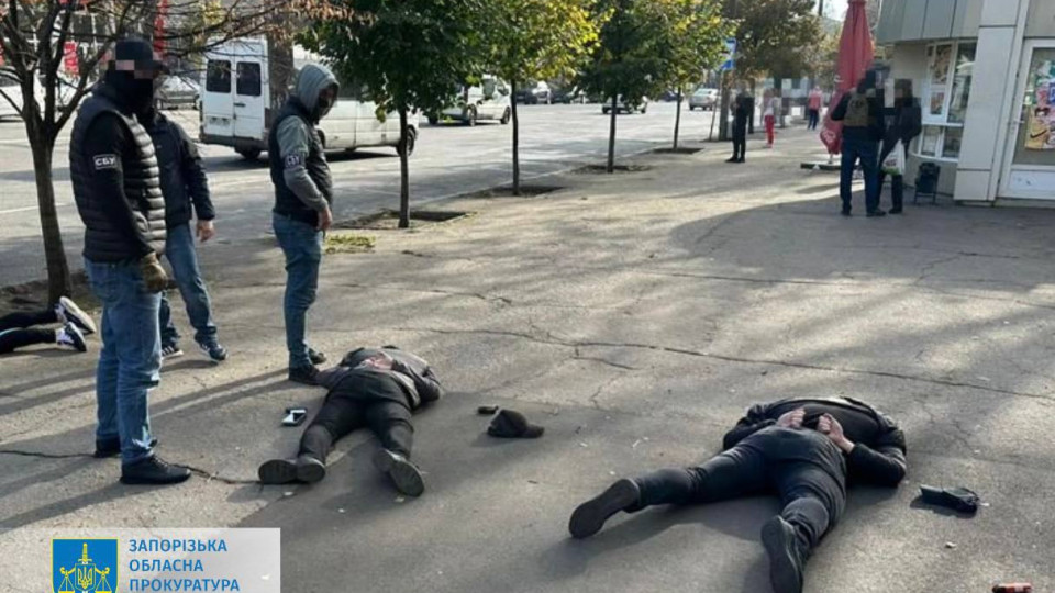 Залякуваннями намагалися відібрати бізнес пасажирських перевезень: повідомлено про підозру групі осіб