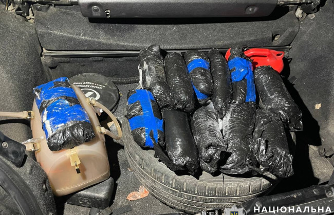 Перевозила 12 кг наркотиков в автомобильной шине: в Киеве задержали наркокурьера