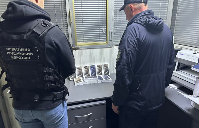 На границе с Румынией у водителя микроавтобуса Мерседес изъяли 12 іPhone 15 Pro, фото