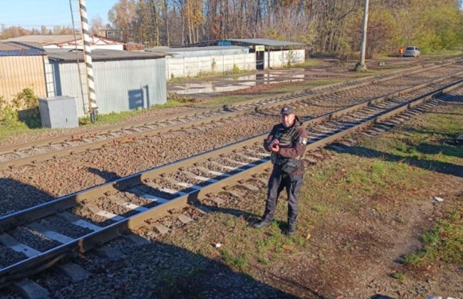 В Киевской области электропоезд сбил 17-летнего парня, который перебегал пути