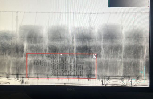 На Закарпатье дельцы пытались провезти одежду из Италии и средства для быта под 22 тоннами макулатуры